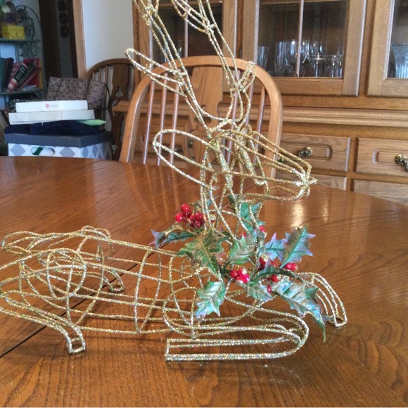 Gold Wire Sitting Christmas Winter Holiday Reindeer - Picture 1 of 3